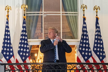 Donald Trump se quita la mascarilla a su regreso a la Casa Blanca tras su tratamiento contra el coronavirus en el hospital.