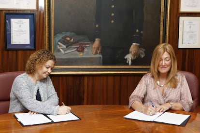 La decana del Colegio de Registradores, María Emilia Adán, y la directora general de la Fábrica Nacional de Moneda y Timbre-Real Casa de la Moneda, Lidia Sánchez Milán.