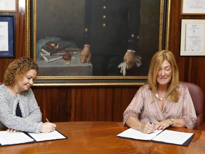 La decana del Colegio de Registradores, María Emilia Adán, y la directora general de la Fábrica Nacional de Moneda y Timbre-Real Casa de la Moneda, Lidia Sánchez Milán.