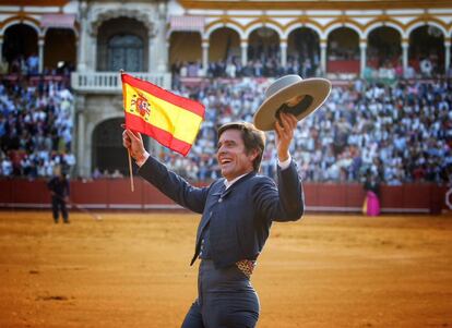 Dávila Miura da la vuelta al ruedo tras cortar las dos orejas de su novillo.