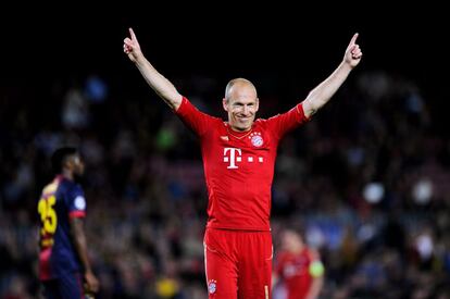 Robben, autor del primer gol, alza los brazos para celebrar la victoria del Bayern al finalizar el encuentro.