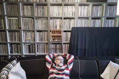 Bottura, en su casa, en la habitación que tiene dedicada a su enorme colección de vinilos, sobre todo de jazz. Son unos 12.000, que ha ido adquiriendo a lo largo de los años. Aquí es donde se relaja escuchando música tras el servicio de cenas del restaurante.