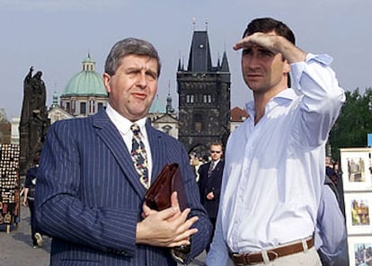 El príncipe Felipe escucha una explicación sobre el castillo de Praga en la capital checa en mayo de 2001.