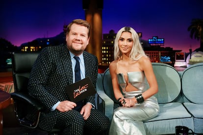 James Corden y Kim Kardashian, en el plató de 'The late show with James Corden'.