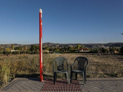 Sillas de plásticos en una parada de autobús en Morata de Tajuña.