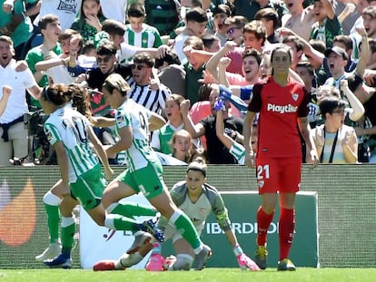 Las jugadoras del Betis celebran el gol verdiblanco.