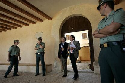 El abogado y el perito de la acusación particular, ayer, en el albergue de La Todolella.