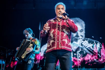 Tom Jones, durante su actuación en los Jardines de Pedralbes, en Barcelona.