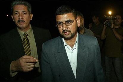 El portavoz de Hamás, Sami Abu Zuhre (derecha), a su llegada a la reunión con Mahmud Abbas, el líder de la OLP.