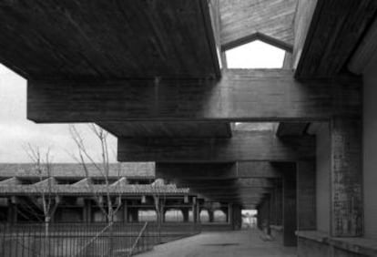 La capilla, arriba, y el patio del colegio Estudio, en Aravaca (Madrid). |