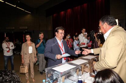 El secretario general del PSOE de Extremadura y candidato a la Presidencia de la Junta, Guillermo Fernández Vara, ha considerado "absolutamente imprescindible" acudir a las urnas este 26 de mayo con "ilusión" para "poder seguir progresando en la región".   POLITICA ESPAÑA EUROPA EXTREMADURA  PSOE DE EXTREMADURA