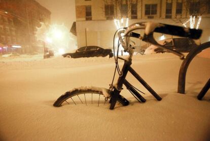 La nieve cubre una bicicleta a primeras horas de la mañana de ayer en el East Village de Manhattan (Nueva York).