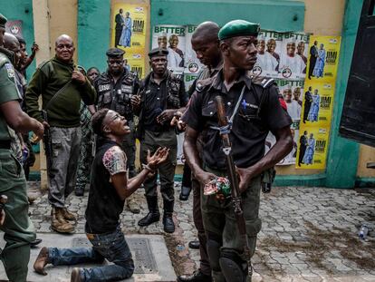 La policía detiene a un presunto ladrón en la Plaza Tafawa Balewa de Lagos, durante un mitín del partido opositor.