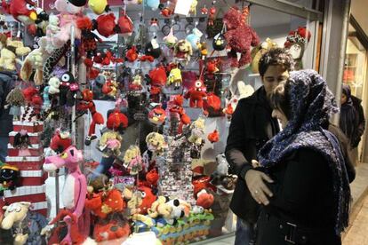 Una pareja iraní mira regalos alusivos al Día de San Valentín en Teherán.
