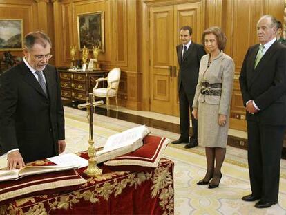 Mariano Fernández Bermejo promete su cargo sobre un ejemplar de la Constitución en presencia de Zapatero y de los Reyes