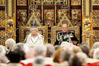 La reina Isabel II y el príncipe Felipe, retratados antes del discurso de la reina durante la ceremonia de apertura del Parlamento, en Londres. El acto da inicio formal al año perlamentario y el discurso de la monarca marca la agenda para la siguiente sesión.