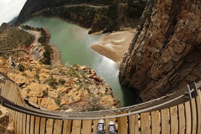 El Caminito del Rey, situado en la sierra de Málaga, ha dejado de ser uno de los recorridos "más peligrosos del mundo" tras 25 años de abandono, gracias a un proyecto de restauración sostenible que mejora la protección del visitante y se integra en el entorno manteniendo la emoción del vértigo. En la imagen, zona restaurada en el Caminito del Rey en El Chorro-Alora, cerca de Málaga, el 15 de marzo de 2015.