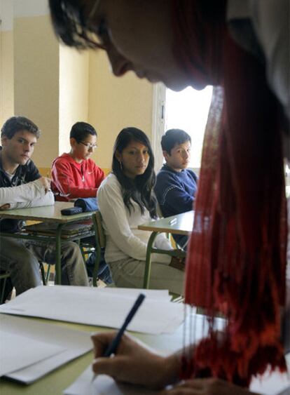 Alumnos del IES Isabel la Católica, al inicio de la prueba.