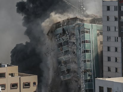 Ataque israelí al edificio sede de medios internacionales, el 15 de mayo en Gaza.