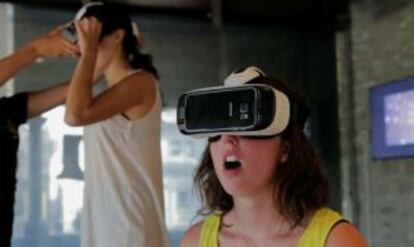 Una de las visitantes a la Museo Diocesano de Barcelona con las gafas que permiten ver Gaudí en realidad virtual.