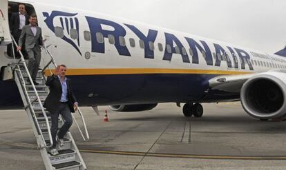 El presidente de Ryanair, Michael O&#039;Leary, baja de un avi&oacute;n.