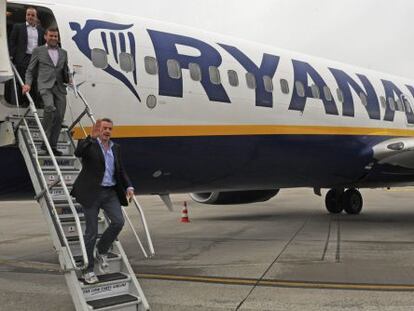 El presidente de Ryanair, Michael O&#039;Leary, baja de un avi&oacute;n.