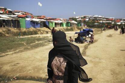 Una mujer rohingya camina por el campo de refugiados de Jamtoli refugee, en Bangladés.