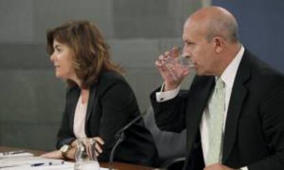 La vicepresidenta del Gobierno, Soraya Sáenz de Santamaría, y el ministro de Educación, José Ignacio Wert, durante la rueda de prensa que han ofrecido hoy tras la reunión del Consejo de Ministros.