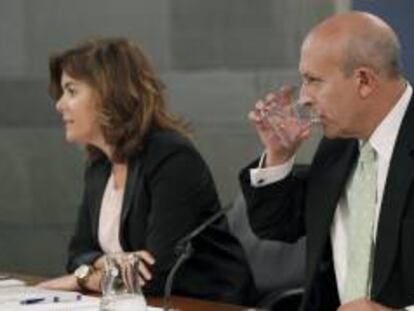 La vicepresidenta del Gobierno, Soraya Sáenz de Santamaría, y el ministro de Educación, José Ignacio Wert, durante la rueda de prensa que han ofrecido hoy tras la reunión del Consejo de Ministros.
