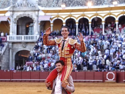 Pepe Moral, a hombros la tarde de su triunfo en la pasada Feria de Abril.