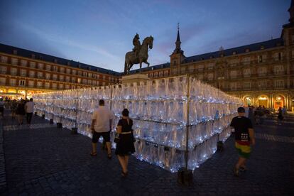 Montaje del colectivo Luzinterruptus con botellas en la Plaza Mayor.