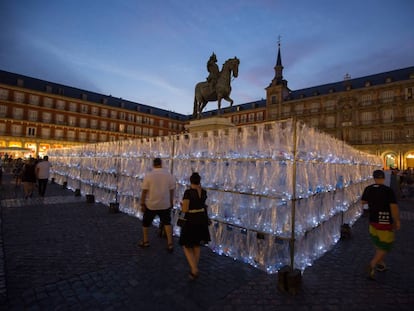 Montaje del colectivo Luzinterruptus con botellas en la Plaza Mayor.