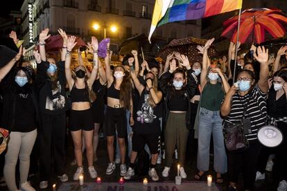 Asistentes a la concentración de Madrid, expresan su indignación ante los asesinatos machistas.