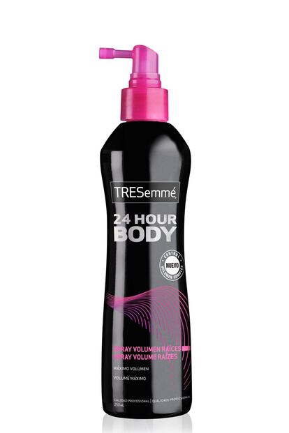 Uno de los motivos por los que se engrasa el cabello y parece sucio es porque las raíces se quedan pegadas al cuero por la falta de volumen. Utilizando el spray Volumen Raíces 24 Hour Body de TRESemmé antes de secar el pelo puede favorecer que nos dure más tiempo limpio. Además de aportar un extra de cuerpo a la melena que dura todo el día.