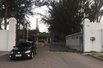 Entrada do condomínio onde vive Eduardo Cunha, no Rio.