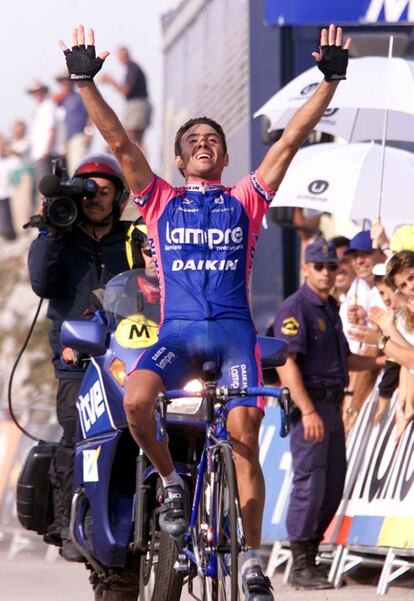El italiano Gilberto Simoni coronó el primero en el año 2000, la segunda vez que el Angliru se ascendía en la Vuelta. Roberto Heras se llevó la victoria final ese año.