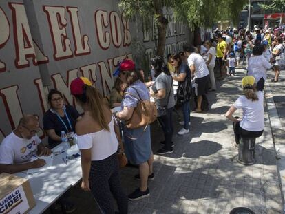 Votación popular contra Nicolás Maduro en Barcelona.