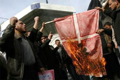 Militantes del grupo palestino Comité de Resistencia Popular queman una bandera de Dinamarca en Gaza.