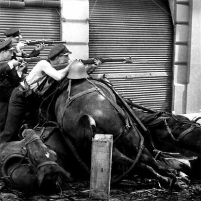 <i>Guardias de asalto en la calle Diputació, </i>de Agustí Centelles.