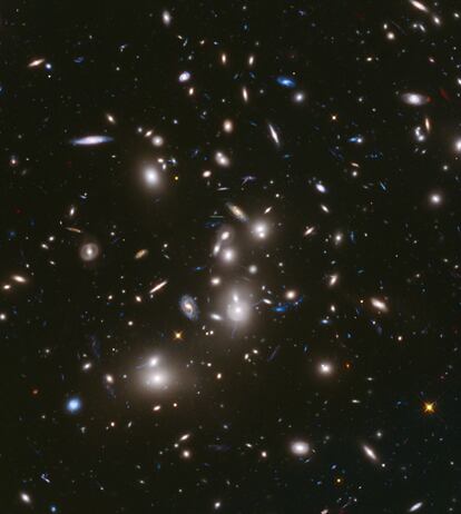 Imagen de larga exposición tomada por el telescopio `Hubble´ en la que se aprecia el conjunto masivo de galaxias Abell 2744.