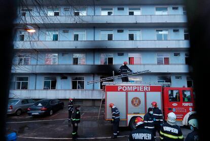 Bomberos frente al pabellón de los pacientes de covid incendiado en el hospital Matei Bals, en Bucarest, este viernes.