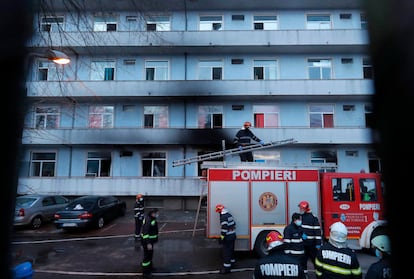 Bomberos frente al pabellón de los pacientes de covid incendiado en el hospital Matei Bals, en Bucarest, este viernes.