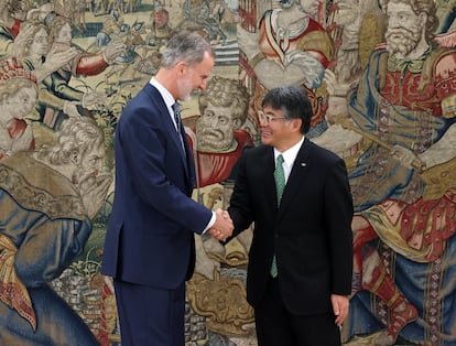 Felipe VI mantuvo un encuentro en Zarzuela con el presidente mundial del grupo Fujitsu, Takahito Tokita, con motivo del 50 aniversario del establecimiento de esta empresa tecnológica en España. Tokita explicó al Rey los principales proyectos que tiene en marcha la multinacional japonesa, en particular en España. Fujitsu fue galardonada el año pasado por la Fundación España-Japón por su contribución al acercamiento de las sociedades de ambos países y a la transformación digital.