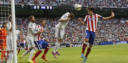 Tiago marca el primer gol del Atlético ante la pasividad de la defensa del Real Madrid.