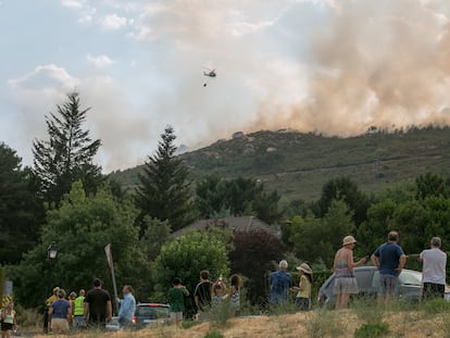La Guardia Civil, desaloja a los vecinos de la urbanización Serranía de La Paloma por el incendio en Collado Mediano.