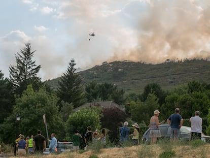 La Guardia Civil, desaloja a los vecinos de la urbanización Serranía de La Paloma por el incendio en Collado Mediano.