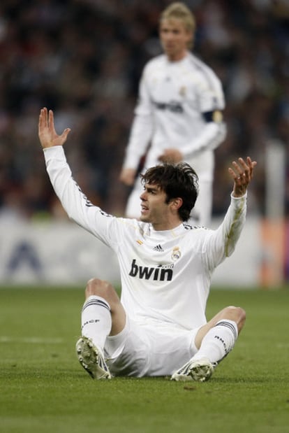 Kaká se lamenta en el partido contra el Lyon.