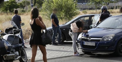 Controles policiales en una zona de prostitución, en Madrid.