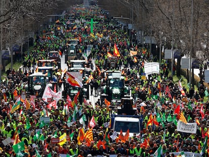 Tractores y personas a pie de la protesta agrícola convocada en la ciudad de Madrid.