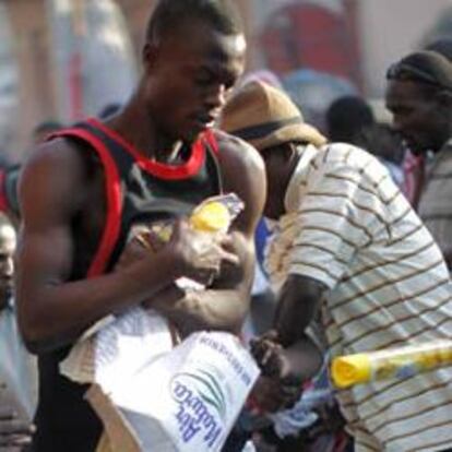 Haitianos pelean por la comida en las calles de Puerto Príncipe